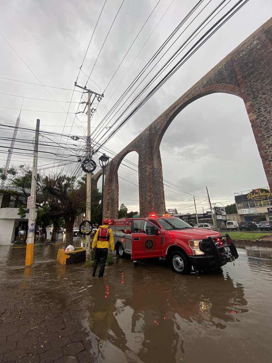 BomberosQro's tweet photo. 🌧 | Trabajando de manera coordinada con @pcmqro ante los diversos reportes ingresados a través de la línea 9-1-1 ⛑ 

Tome precauciones, sigue cada una de las recomendaciones. 🌂 https://t.co/hkcKyplzR9