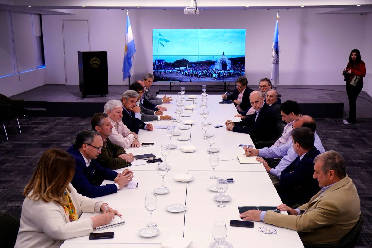 SociedadRural's tweet photo. “Hoy recibimos al jefe de Gobierno de la Ciudad de Buenos Aires, Horacio Rodríguez Larreta y representantes de los distintos eslabones de la cadena, para trabajar sobre diversos aspectos que hacen al potencial del campo argentino. (…) https://t.co/uDBdChOzde