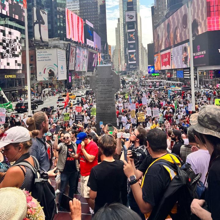 VotersTomorrow's tweet photo. To celebrate Labor Day, @VOTNewYork took to the streets to support the Amazon Labor Union.

Gen Z won’t stop fighting for better working conditions for everyone because we know this isn’t just something that matters today. Our futures in the workforce are at stake too. https://t.co/l7BeLK8tbx