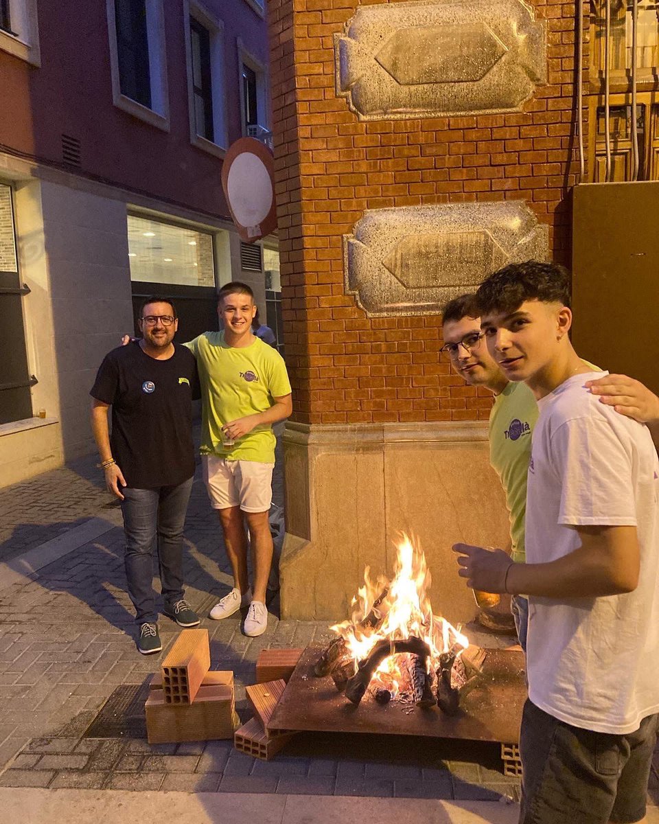 AdrianCasabo's tweet photo. 🔥🥩 Tot el poble al carrer per a gaudir d’una de les nits més especials i festa d’interés turístic.
Foc, fum, brases i molta germanor. La Nit de la Xulla és 🔝 #MDG22 https://t.co/gua6TWlMi5