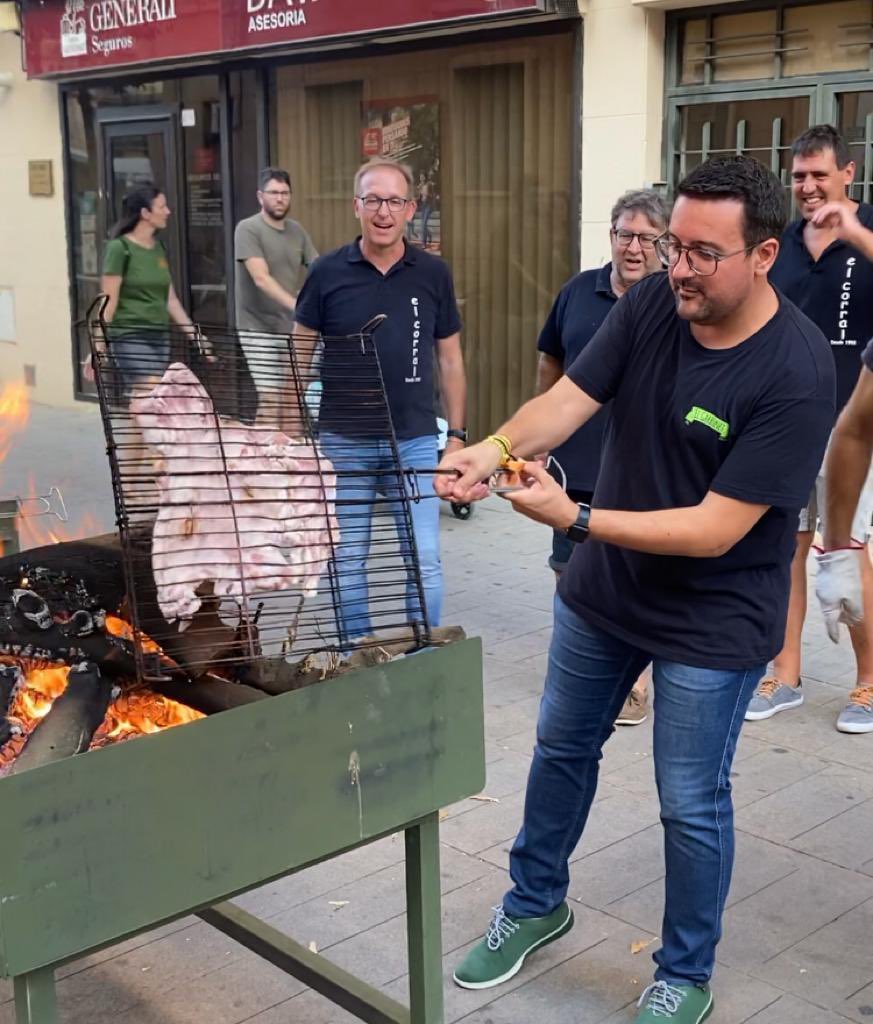 AdrianCasabo's tweet photo. 🔥🥩 Tot el poble al carrer per a gaudir d’una de les nits més especials i festa d’interés turístic.
Foc, fum, brases i molta germanor. La Nit de la Xulla és 🔝 #MDG22 https://t.co/gua6TWlMi5