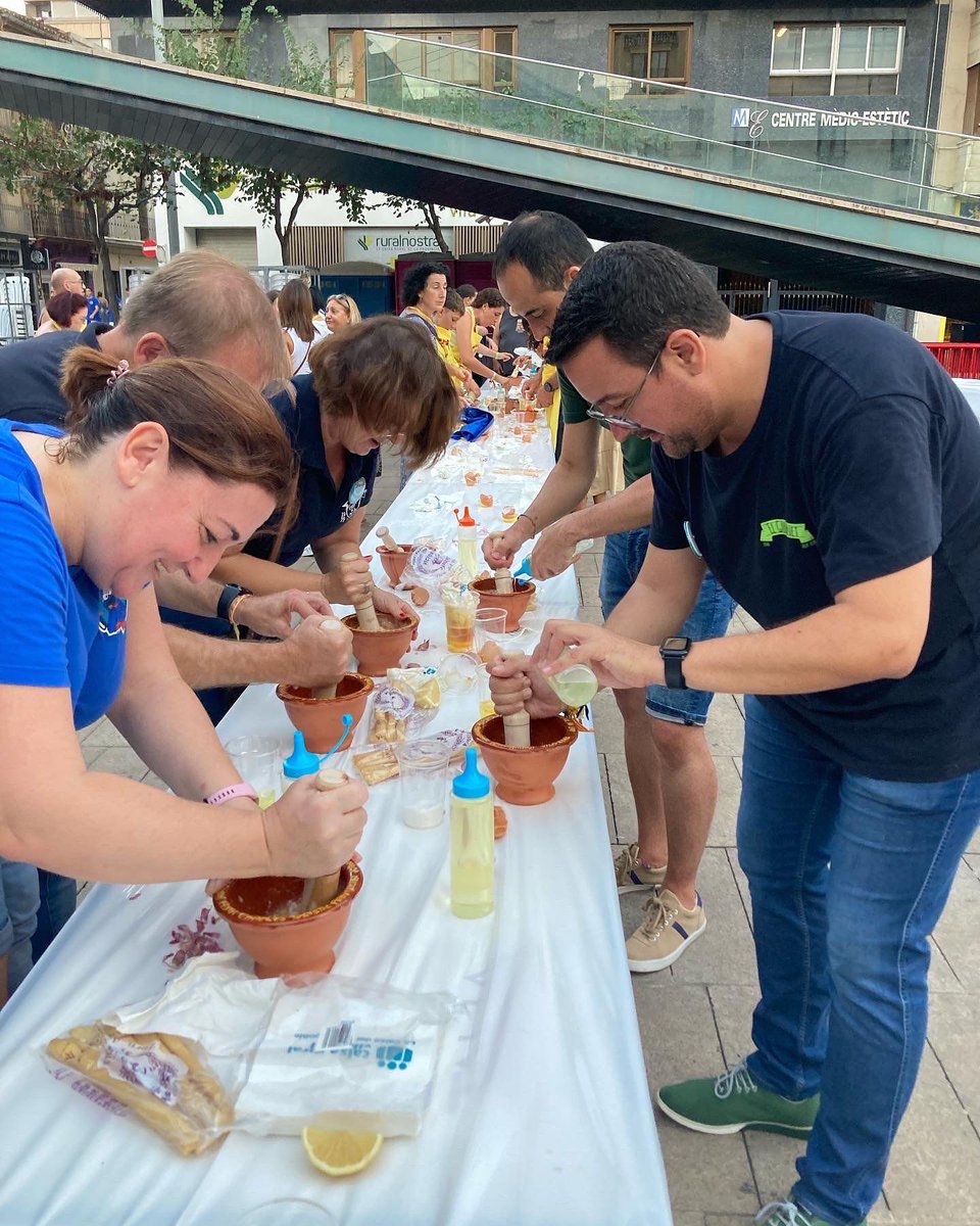 AdrianCasabo's tweet photo. 🔥🥩 Tot el poble al carrer per a gaudir d’una de les nits més especials i festa d’interés turístic.
Foc, fum, brases i molta germanor. La Nit de la Xulla és 🔝 #MDG22 https://t.co/gua6TWlMi5