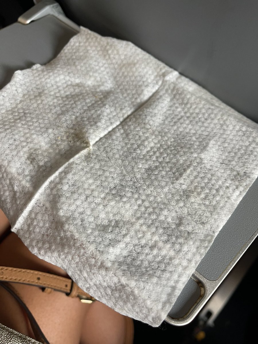 khateebh08's tweet photo. @Allegiant how is this a clean flight? The seat was sticky and full of crumbs, as well. Unacceptable. #Allegiant #AllegiantAir https://t.co/eE4wuKBLRx