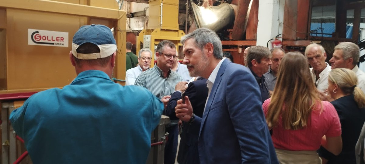 pcalvoliste's tweet photo. En la ribera del #Orbigo #LeonEsp visitando la explotación de lúpulo Hnos. Alonso junto al Consejero de Agricultura de la @jcyl Gerardo Dueñas, Directora Gral. Teresa Rodriguez @NovoaRequejo, @suarez_arca Cada 6 hectáreas de lúpulo, una familia en el campo. Gracias por la acogida https://t.co/TSIW5TMz6a
