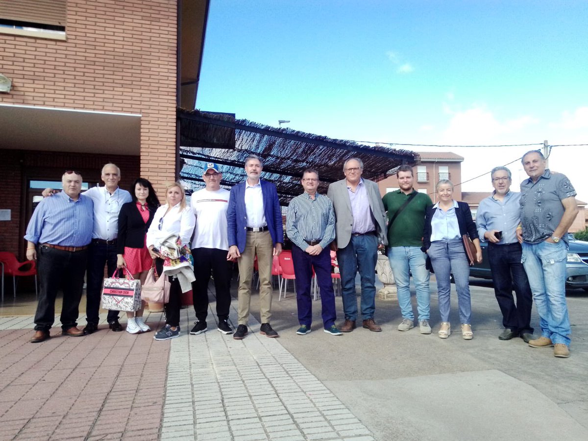 pcalvoliste's tweet photo. En la ribera del #Orbigo #LeonEsp visitando la explotación de lúpulo Hnos. Alonso junto al Consejero de Agricultura de la @jcyl Gerardo Dueñas, Directora Gral. Teresa Rodriguez @NovoaRequejo, @suarez_arca Cada 6 hectáreas de lúpulo, una familia en el campo. Gracias por la acogida https://t.co/TSIW5TMz6a