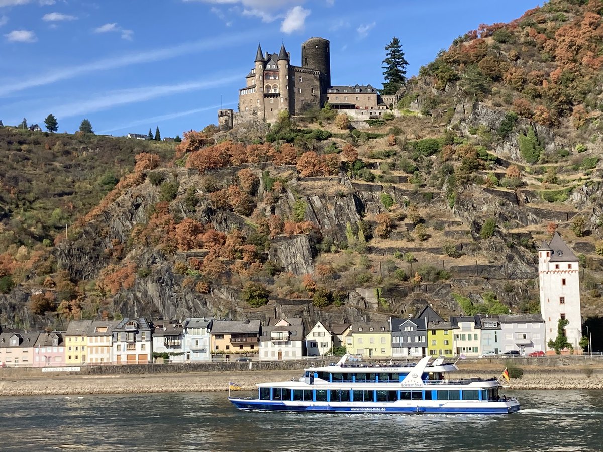 euro_tour's tweet photo. ザンクト・ゴアール(ドイツ)。
本日の風景より②
ネコ城。
対岸にあるラインフェルス城を守るために、軍事基地として建てられました。 https://t.co/DVIfSGbbSJ