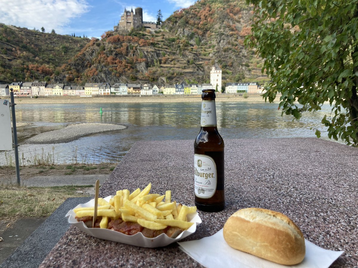 euro_tour's tweet photo. ザンクト・ゴアール(ドイツ)。
本日の風景より②
ネコ城。
対岸にあるラインフェルス城を守るために、軍事基地として建てられました。 https://t.co/DVIfSGbbSJ