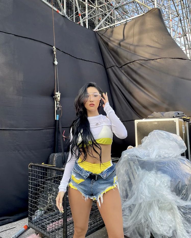 ⠀⠀    
⠀⠀    , 𝗒𝗼𝘂'𝗋𝖾 𝗍𝗁𝖾 % 𝗺𝖺𝗇, 𝖻𝗎𝗍
⠀⠀    ── 𝗂 𝗀𝗈𝗍 𝘁𝗁𝖾 벨. 𝗉𝗈𝘄𝗲𝗋
⠀⠀