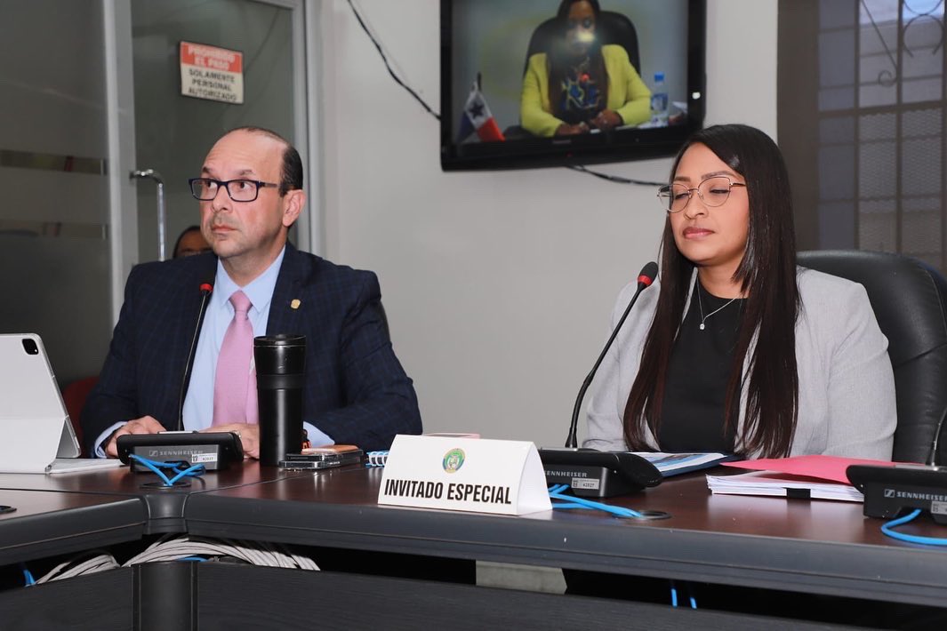 asambleapa's tweet photo. 🔵Eduardo Leblanc de @DefensoriaPan durante la sustentación de la vista presupuestaria 2023, agregó que se le recomendó ingresos por parte del @Mef_Pma de B/. 7.5 millones. 
Entre los proyectos de inversión están la implementación de la oficina de denuncia móvil, https://t.co/Kuobq2JQVu