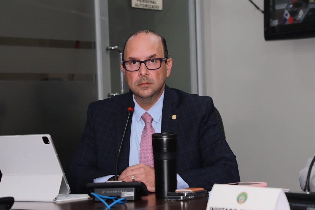 asambleapa's tweet photo. 🔵Eduardo Leblanc de @DefensoriaPan durante la sustentación de la vista presupuestaria 2023, agregó que se le recomendó ingresos por parte del @Mef_Pma de B/. 7.5 millones. 
Entre los proyectos de inversión están la implementación de la oficina de denuncia móvil, https://t.co/Kuobq2JQVu