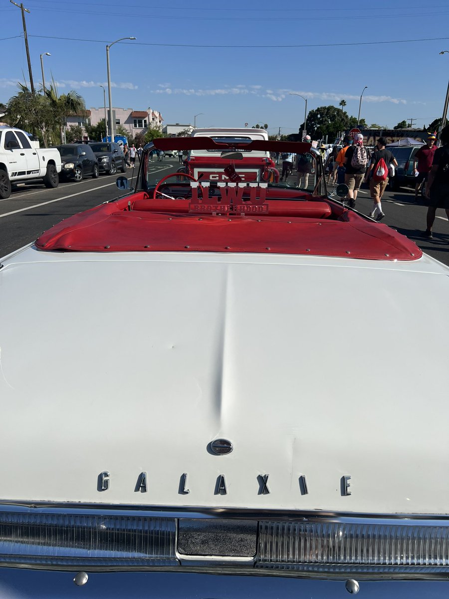 commgurl's tweet photo. #HappyLaborDay✊ my #UnionStrong family! Hottt but great day with LA union kin.🔥The entertainment unions joined together to walk in the annual parade: #IATSE #SAGAFTRA #AFMLocal47 #ActorsEquity #AnimationGuild #Local33Stagehands #CinematographersGuild #Local44 #Local871 https://t.co/gbBbB2cv7O