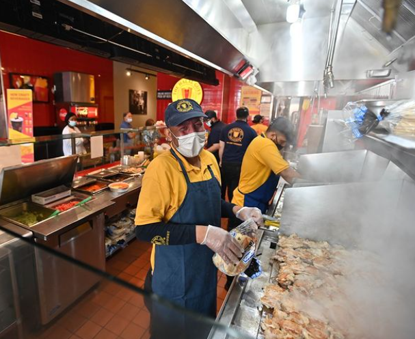 HalalGuys's tweet photo. We are thankful for all our hard-working employees always serving with a smile! 😊 

📸: @david.rieck

#TheHalalGuys #Halal #HalalGuys #LaborDay #NYCEats #WeAreDifferent #BeDifferent #Smiling #OrderReady #TakeaSelfie https://t.co/mXzMbpikUZ
