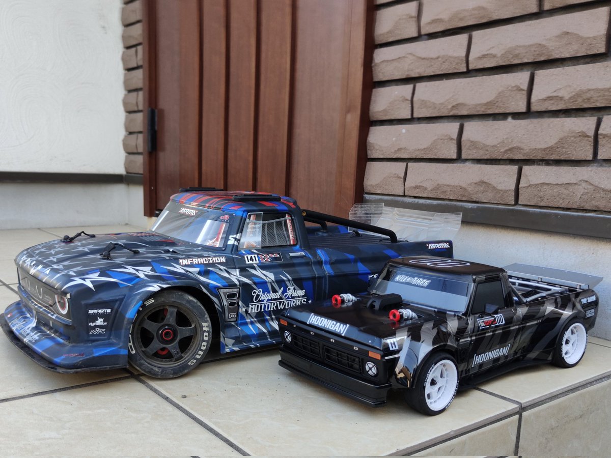 kadono86's tweet photo. 1/10のHoonitruckのサイズ感です!
逆に、1/7のINFRACTIONのデカさがわかる写真になった🤣
#teamassociated #hoonitruck #hoonigan #ptg2r #lcracing
#arrma #arrmainfraction https://t.co/KNquknPtur