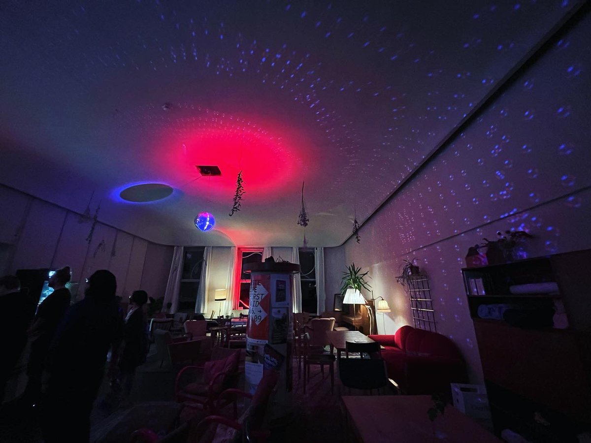 suavepei's tweet photo. Jumping ceiling and lighting context 

#kassel #documenta #jetlag https://t.co/tHcB6Emy9u
