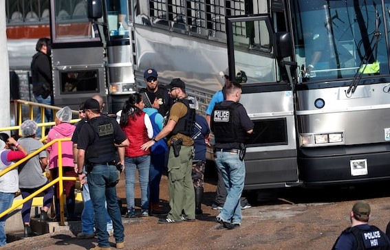 CAsturiasE46's tweet photo. @SilviaG90502494 De pasadita por la corte de Van Nuys, por la calle Erwin y ahi se encontraban abordando buses como estos de ICE unos desafortunados y no iban de viaje a casinos.
Alguien que quiera donarle mas masa al #perikillo? https://t.co/Kr3sTeGR05