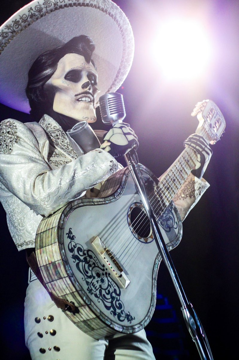 shortforlizzard's tweet photo. 🖤💀🫡💀🖤
#ernestodelacruz #oogieboogiebash #obb2022 #dca #disneyland https://t.co/K0fDM0SJnp