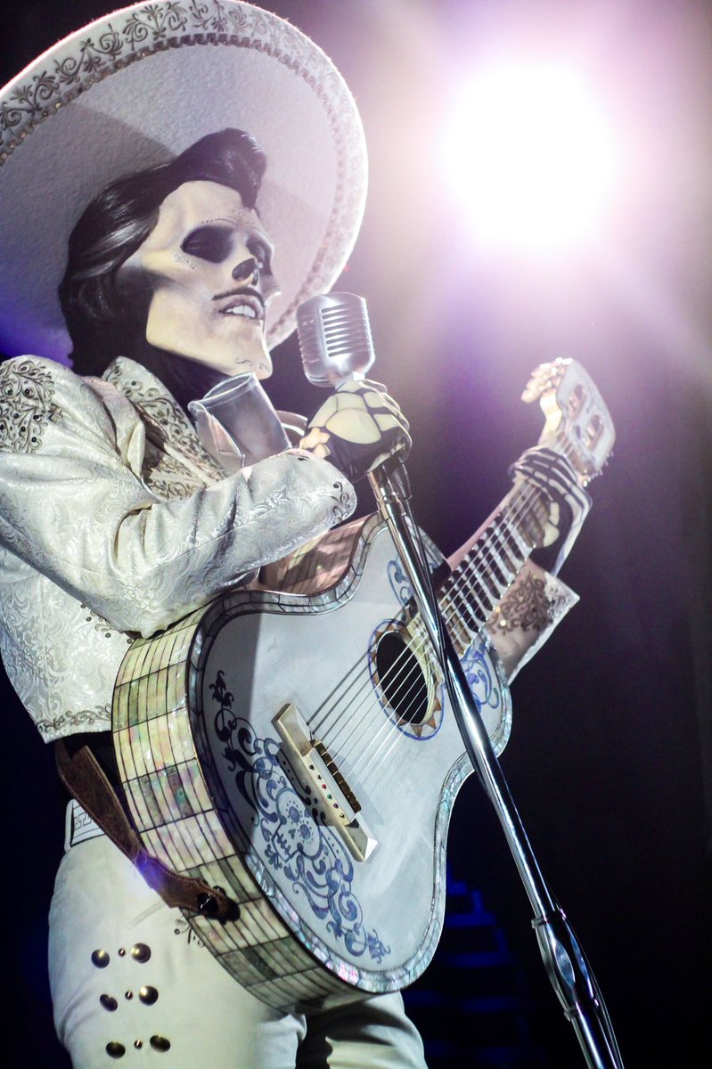 shortforlizzard's tweet photo. 🖤💀🫡💀🖤
#ernestodelacruz #oogieboogiebash #obb2022 #dca #disneyland https://t.co/K0fDM0SJnp