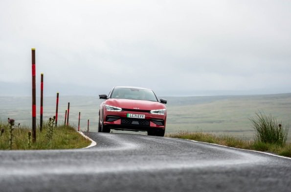 News: Driven to Extremes ‘Fen to Fell’ Max Adventure team takes the Kia EV6 from Britain’s lowest road to Britain’s highest road on a single charge motormartin.com/2022/09/05/new… #kia #KiaEV6