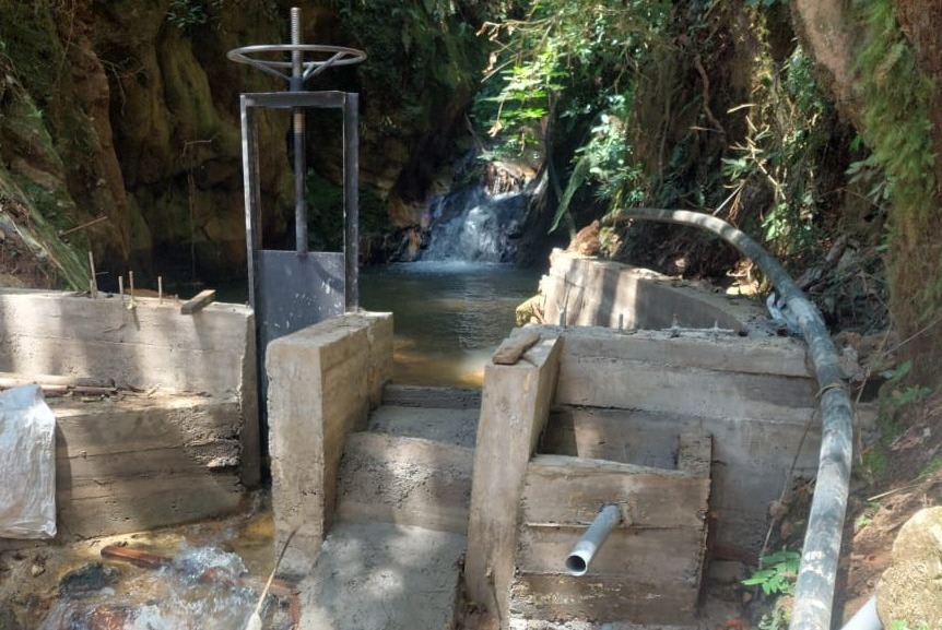 prefecturaloja's tweet photo. 📌 Barrio #Pulpería-#Colaisaca-#CALVAS  
💧[SISTEMA DE RIEGO QUEBRADA NUMBALACO]
Este fin de semana el prefecto @RafaelDavilaE realizó la entrega oficial de este Sistema de Riego que está totalmente tecnificado.
💧6.5 hectáreas incorporadas al riego 
💧 31 familias beneficiadas✔ https://t.co/zfxkbt8GNp