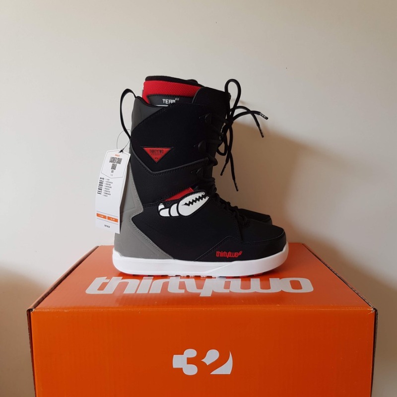 TwoStomachs's tweet photo. Best looking and comfortable snowboarding boots at the £250 price range. Good build quality and medium flex will suit beginners and free-riders.