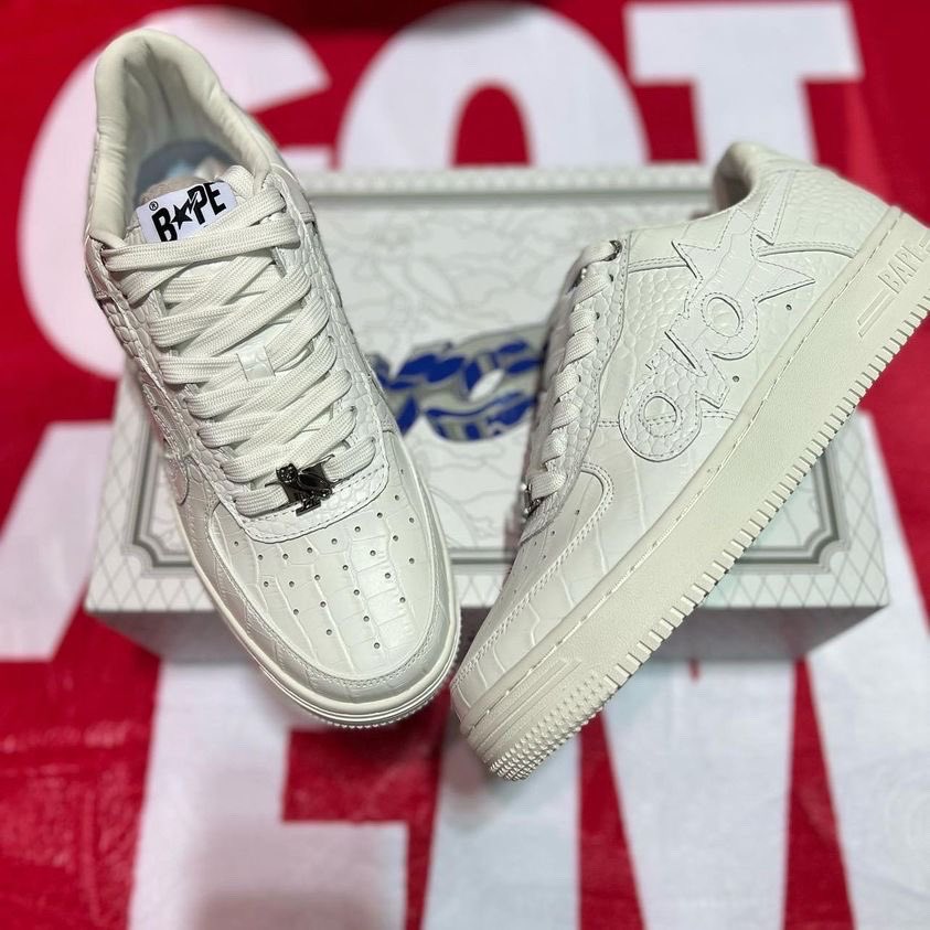 Ovrnundr's tweet photo. First look at the upcoming OVO x Bape Sta. Reportedly releasing September / October 2022.

Photo: thevaultstreetwear https://t.co/QtiU3cOHXi