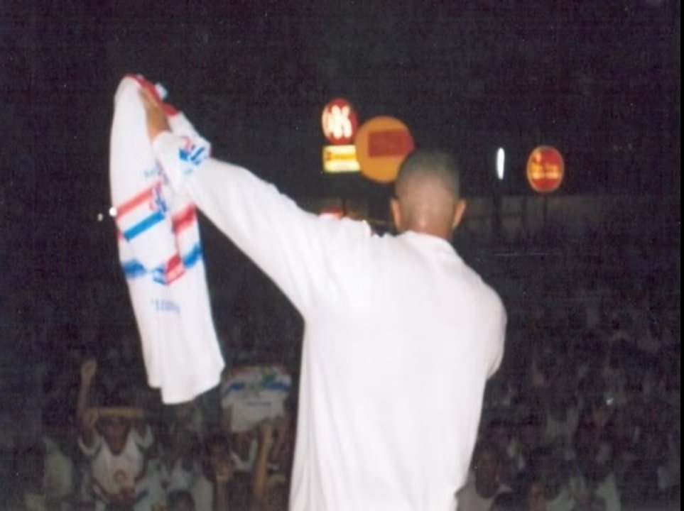 outofcontextfec's tweet photo. 05 de Março de 2005

maior show do Racionais MC's já realizado em solo cearense

simplesmente histórico. https://t.co/s4bNRexidg