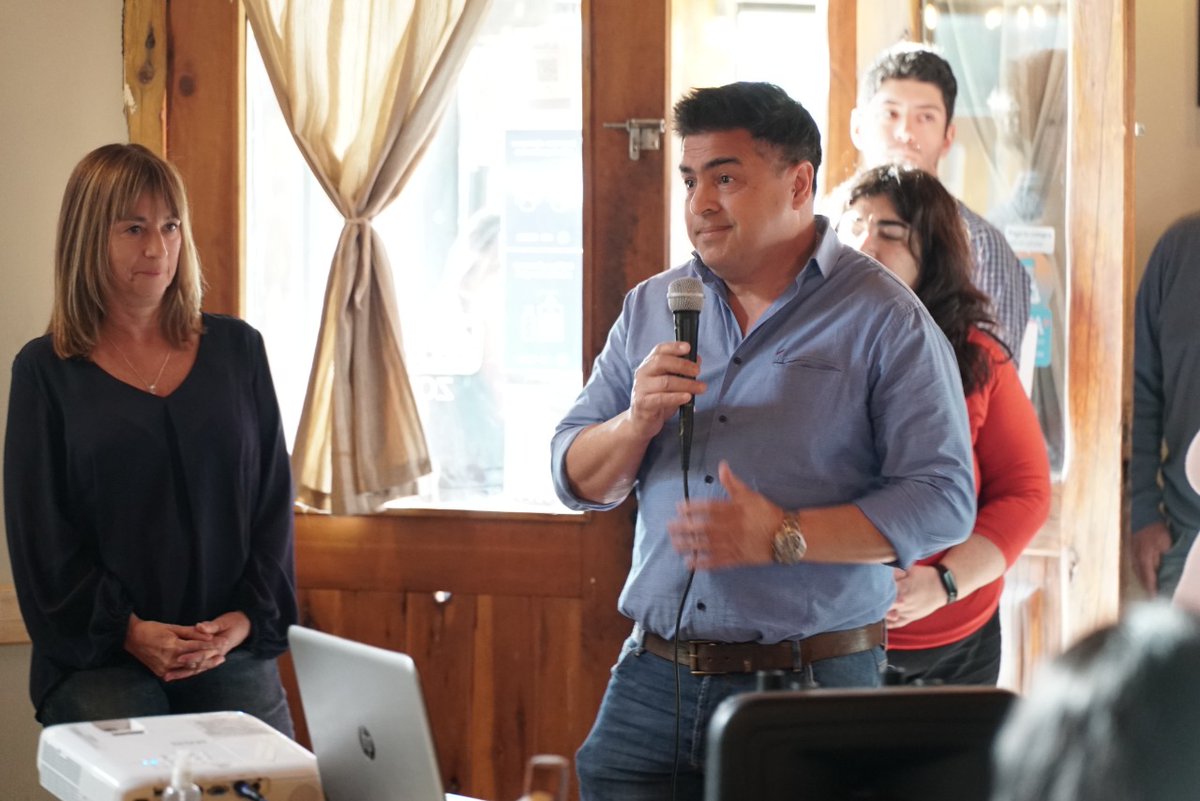 Javier_RiveroOK's tweet photo. #HOY muy productiva y gratificante experiencia compartida con vecinos y vecinas de #villapehuenia y #moquehue en el encuentro del @CCeneu
Tuvimos la oportunidad se escuchar atentamente ideas, experiencias y propuestas de enorme valor
Gracias !

#ceneu
@DiputadosMPN 
@marcoskoopm https://t.co/B65H1OnEgq