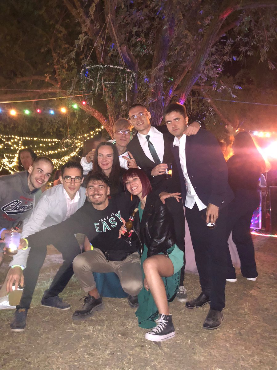 AlbaFdez_leon's tweet photo. Estoy rodeada de los mejores 🥰 https://t.co/HTiLA42JjD
