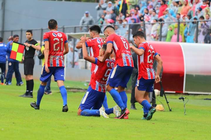 Pastoreo Empata ante Luqueño por la Fecha 25 de la intermedia. 
El partido jugado en la Ciudad de Mallorquín en el estadio Ka'arendy con una importante presencia de público fue testigo del empate 1 a 1 entre albirrojas y Auriazules.  El gol de Pastoreo lo Marcó Ricardo Solis..