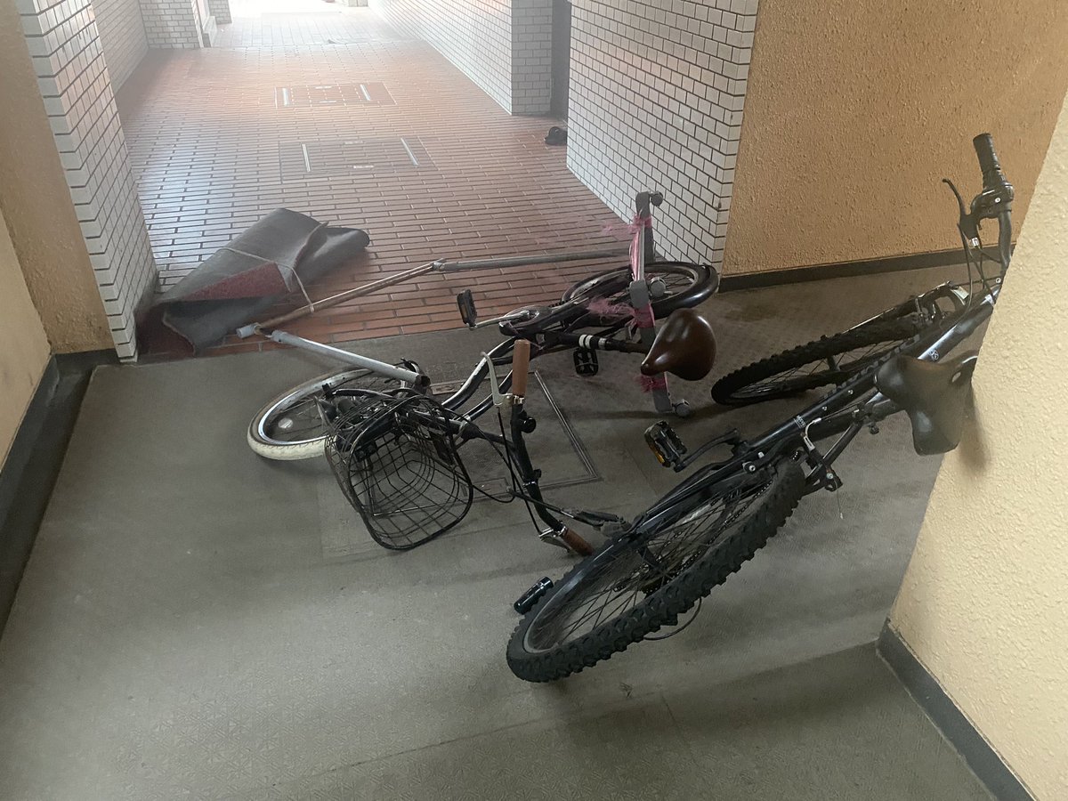 KL880k's tweet photo. ゴミ箱飛んできて足車のバンパー破壊されて萎える https://t.co/7yodKmL8uk