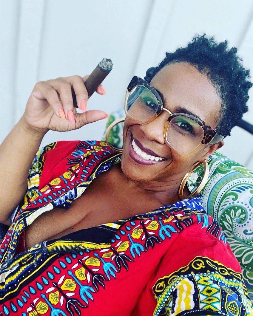 FumeeChic's tweet photo. @CurivariCigars - Buenaventura means "Good Luck”… #PSSITA #SmokeClassy #buenaventuracigar #curivari
#LadiesSmokeCigarsToo #PSSITA #SOTL #BOTL #KCCigarCulture
#cigarculture #kansascity #KCCHIEFS https://t.co/RqQeXE0iw8