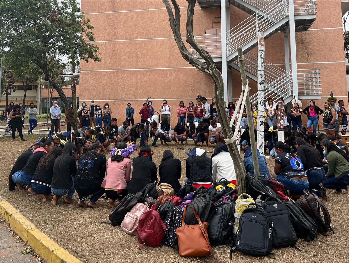 pmaya47's tweet photo. RETOMADA das atividades presenciais do curso FIEI-FAE-UFMG! Muita emoção, luto e luta neste re-encontro tão ensaiado. Pela presença indígena nas universidades e em todo lugar! #demarcaçãojá #FIEIPRESENTE🗣 #bolsapermanênciajá #xakriabá #pataxó #pataxohahahae #maxakali #guarani 🏹 https://t.co/0VVwXUnjqE