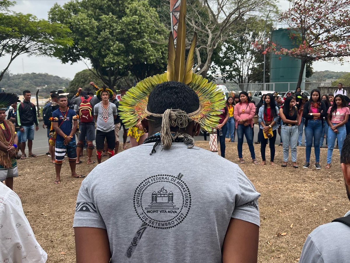 pmaya47's tweet photo. RETOMADA das atividades presenciais do curso FIEI-FAE-UFMG! Muita emoção, luto e luta neste re-encontro tão ensaiado. Pela presença indígena nas universidades e em todo lugar! #demarcaçãojá #FIEIPRESENTE🗣 #bolsapermanênciajá #xakriabá #pataxó #pataxohahahae #maxakali #guarani 🏹 https://t.co/0VVwXUnjqE