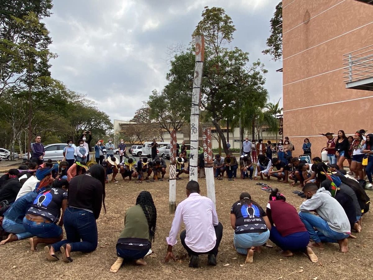 pmaya47's tweet photo. RETOMADA das atividades presenciais do curso FIEI-FAE-UFMG! Muita emoção, luto e luta neste re-encontro tão ensaiado. Pela presença indígena nas universidades e em todo lugar! #demarcaçãojá #FIEIPRESENTE🗣 #bolsapermanênciajá #xakriabá #pataxó #pataxohahahae #maxakali #guarani 🏹 https://t.co/0VVwXUnjqE