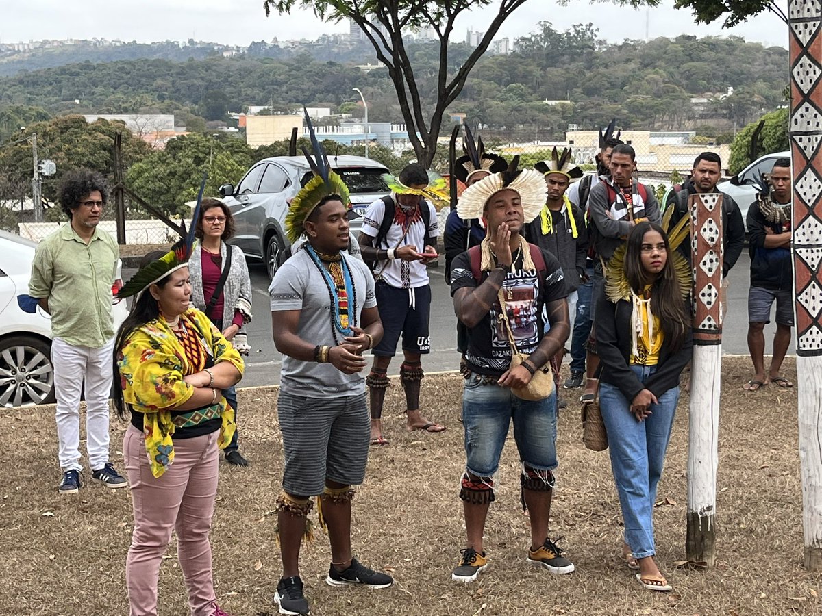 pmaya47's tweet photo. RETOMADA das atividades presenciais do curso FIEI-FAE-UFMG! Muita emoção, luto e luta neste re-encontro tão ensaiado. Pela presença indígena nas universidades e em todo lugar! #demarcaçãojá #FIEIPRESENTE🗣 #bolsapermanênciajá #xakriabá #pataxó #pataxohahahae #maxakali #guarani 🏹 https://t.co/0VVwXUnjqE