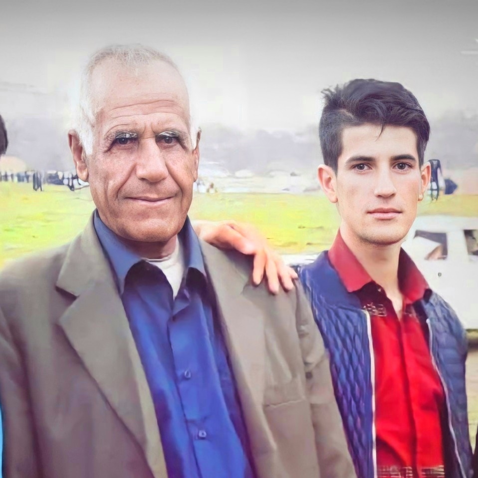 AzarKhosro's tweet photo. پدر جانم امروز روز تولد توست و تو دیگر میان ما نیستی اولین تولدیست که خداوند در بهشت به حرمت وجود تو ضیافتی به پا کرده است و ما اینجا از نبود تو دلهایمان بیقرار است و فاتحه تنها کادویی ست که میتوان نثار روح پاکت کرد🖤پدر جان تولدت در آسمانها مبارک https://t.co/3gwh4dEPKo