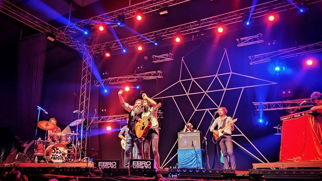 pd_diaz's tweet photo. "Días épicos · en un centro di gravità permanente" 🌋🧔🎸✨🙌
·
·
El género fresco @AngelStanich y la fantasía de @RufusTFirefly, en @Ebrovision 20 aniversario.
#Ebrovisión22, #MirandadeEbro, #Burgos.
·
[🎼 #DíaEpico, #UnaTemporadaenelInfierno, #Escupe… https://t.co/6Ka71cYzbg https://t.co/HSilYYBSmd