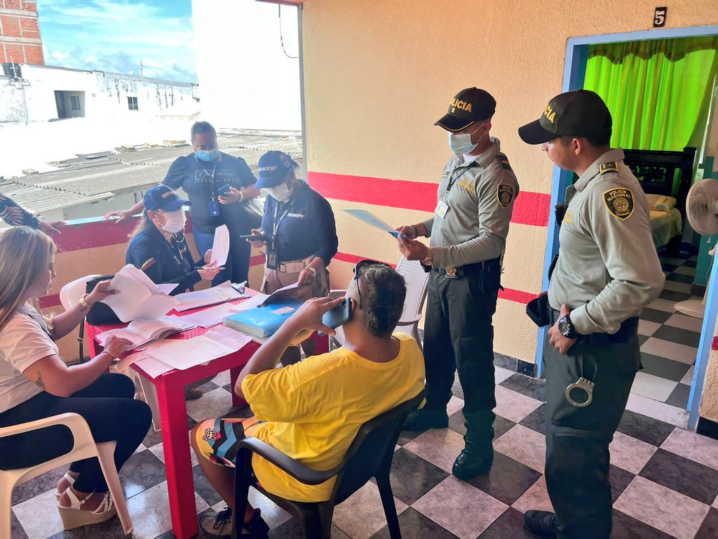 PoliciaSanyProv's tweet photo. El grupo de #ProteccionTurismo y #ProteccionInfancia en compañia de #MigracionColombia y #OCCRE desplegaron actividad de vigilancia y control con el fin de prevenir la explotacion sexual y comercial de niños. 💚👮🏽
#EsUnHonorSerPolicia https://t.co/uoYQvvPD4j