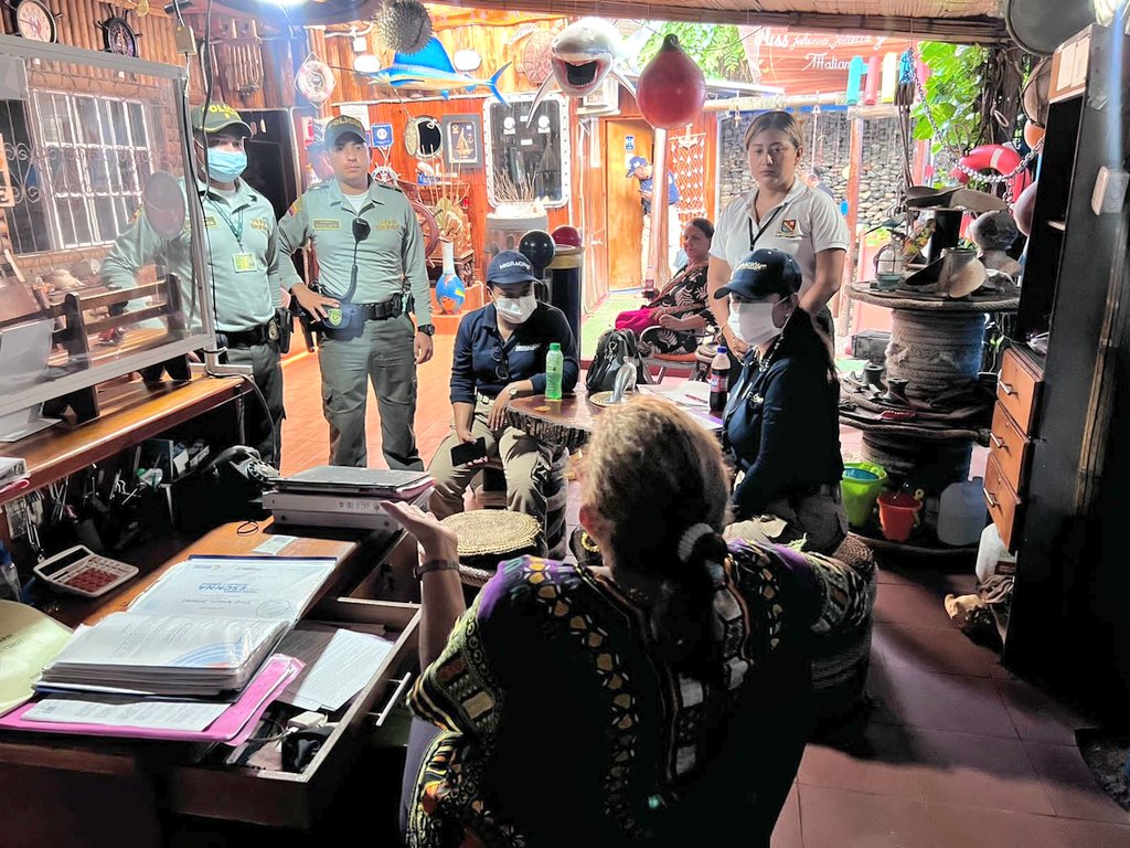 PoliciaSanyProv's tweet photo. El grupo de #ProteccionTurismo y #ProteccionInfancia en compañia de #MigracionColombia y #OCCRE desplegaron actividad de vigilancia y control con el fin de prevenir la explotacion sexual y comercial de niños. 💚👮🏽
#EsUnHonorSerPolicia https://t.co/uoYQvvPD4j