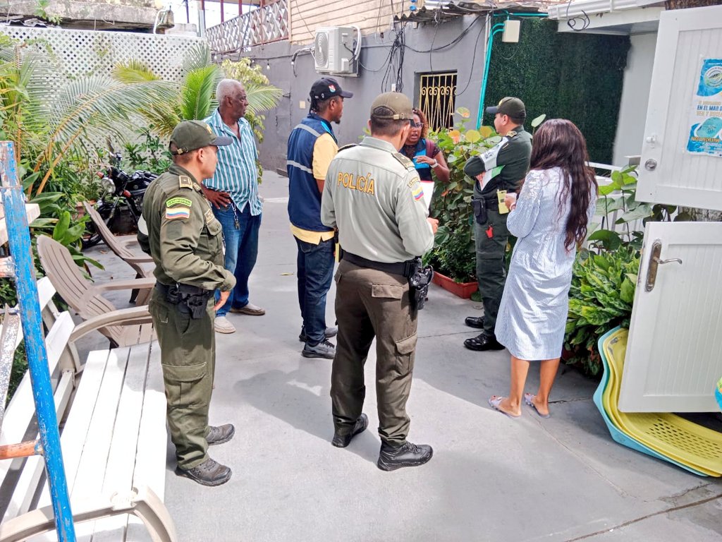 PoliciaSanyProv's tweet photo. El grupo de #ProteccionTurismo y #ProteccionInfancia en compañia de #MigracionColombia y #OCCRE desplegaron actividad de vigilancia y control con el fin de prevenir la explotacion sexual y comercial de niños. 💚👮🏽
#EsUnHonorSerPolicia https://t.co/uoYQvvPD4j