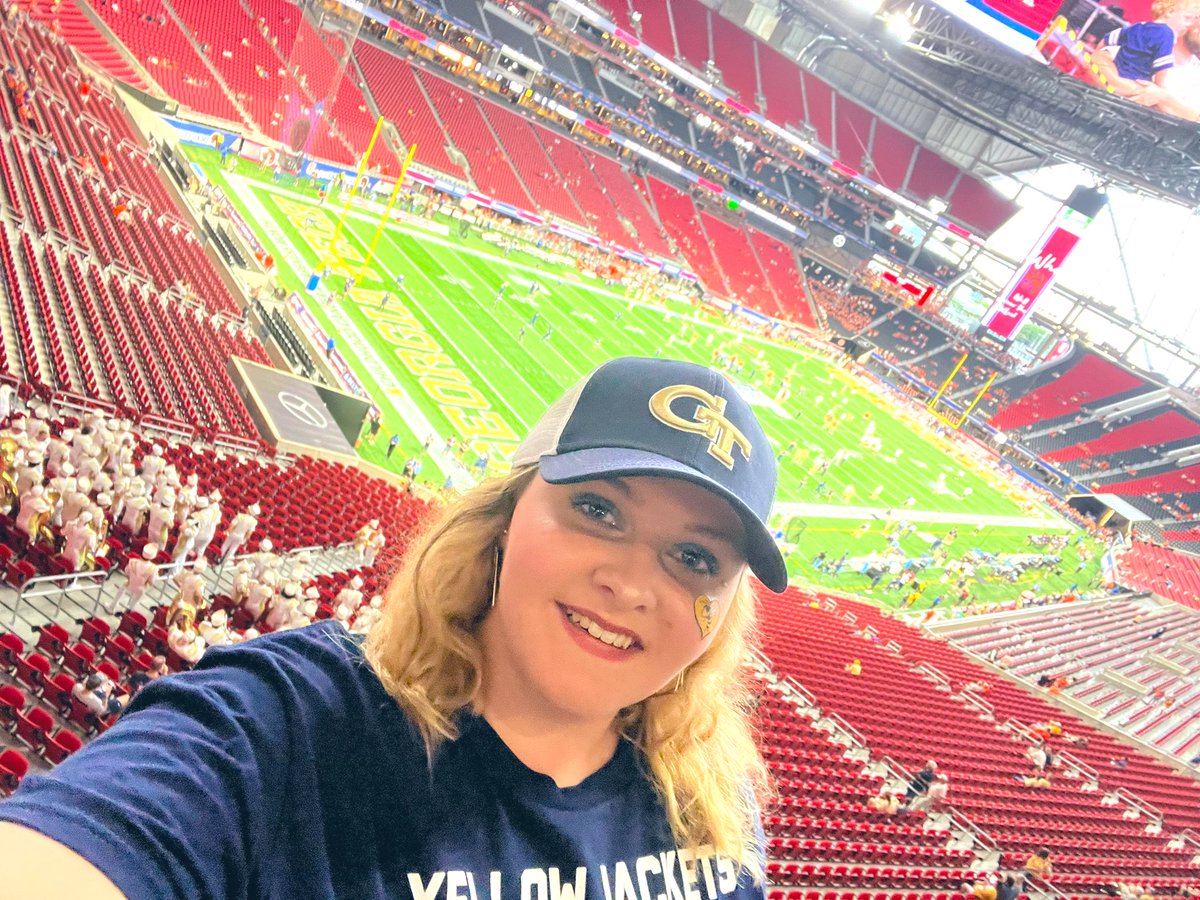 PatienceSatty's tweet photo. We’re here babyyy 🐝🐝🔥🔥 #TogetherWeSwarm #GoJackets #ChickfilaKickoff https://t.co/Cg3USBu8HJ