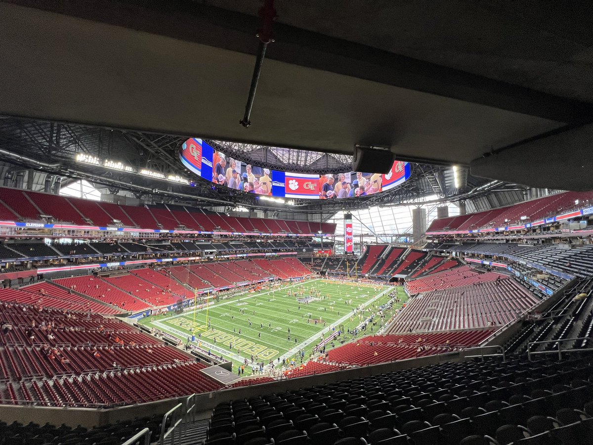 PatienceSatty's tweet photo. We’re here babyyy 🐝🐝🔥🔥 #TogetherWeSwarm #GoJackets #ChickfilaKickoff https://t.co/Cg3USBu8HJ