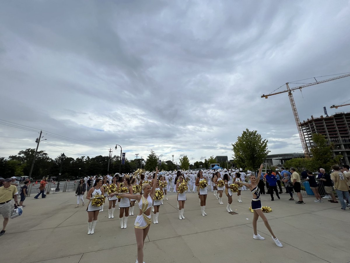 PatienceSatty's tweet photo. We’re here babyyy 🐝🐝🔥🔥 #TogetherWeSwarm #GoJackets #ChickfilaKickoff https://t.co/Cg3USBu8HJ
