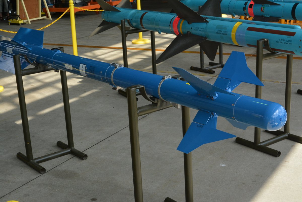 kei96591777's tweet photo. 小松基地航空祭（2019年の様子）
空対空短射程ミサイル　AAM-3（90式空対空誘導弾）です。
F-2やF-15で運用されています。
生産はAAM-5にシフトされています。
#小松基地航空祭2022
#小松基地航空祭2019
#装備品展示
#ミサイル 
#AAM3 https://t.co/7WM4To2M3P