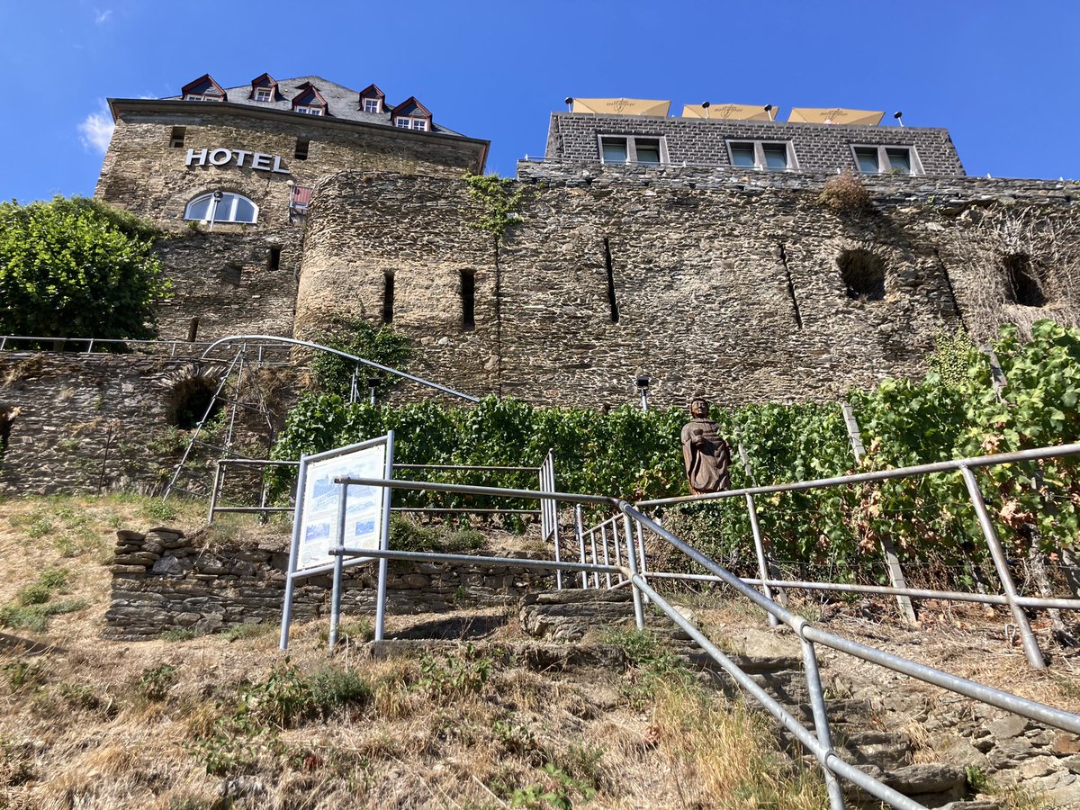 euro_tour's tweet photo. ザンクト・ゴアール(ドイツ)。
本日の風景より④
散策よりの風景。
ラインフェルス城へ向かう丘の途中に巡礼路を示すホタテ貝のマークがありました。 https://t.co/Kw6aH1ZUJy