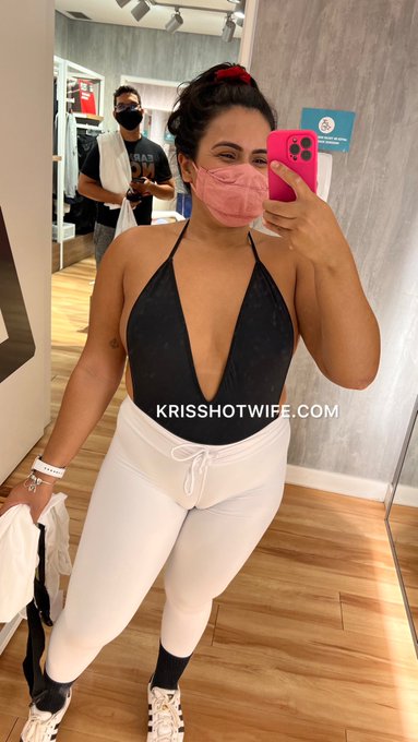 Foto no provador 🤭🤭 quero ver quem &eacute; detalhista. https://t.co/vss1NYleik