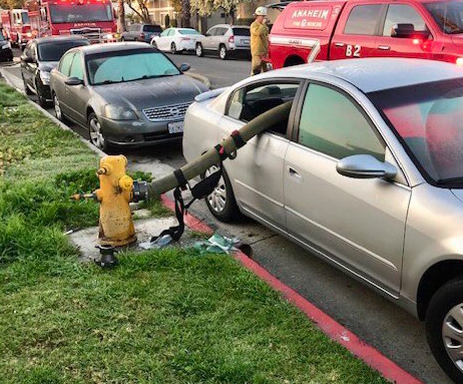 todayyearsold's tweet photo. Today I found out the reason why you don’t park in front of fire hydrants lmao https://t.co/CkGeibUGus