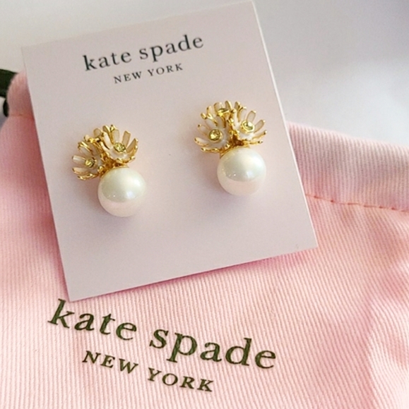 RealLapreill's tweet photo. So good I had to share! Check out all the items I'm loving on @Poshmarkapp #poshmark #fashion #style #shopmycloset #kennethcole #jcrewfactory #katespade: https://t.co/tQ0ky72G2P https://t.co/Qqyv7DlEQo