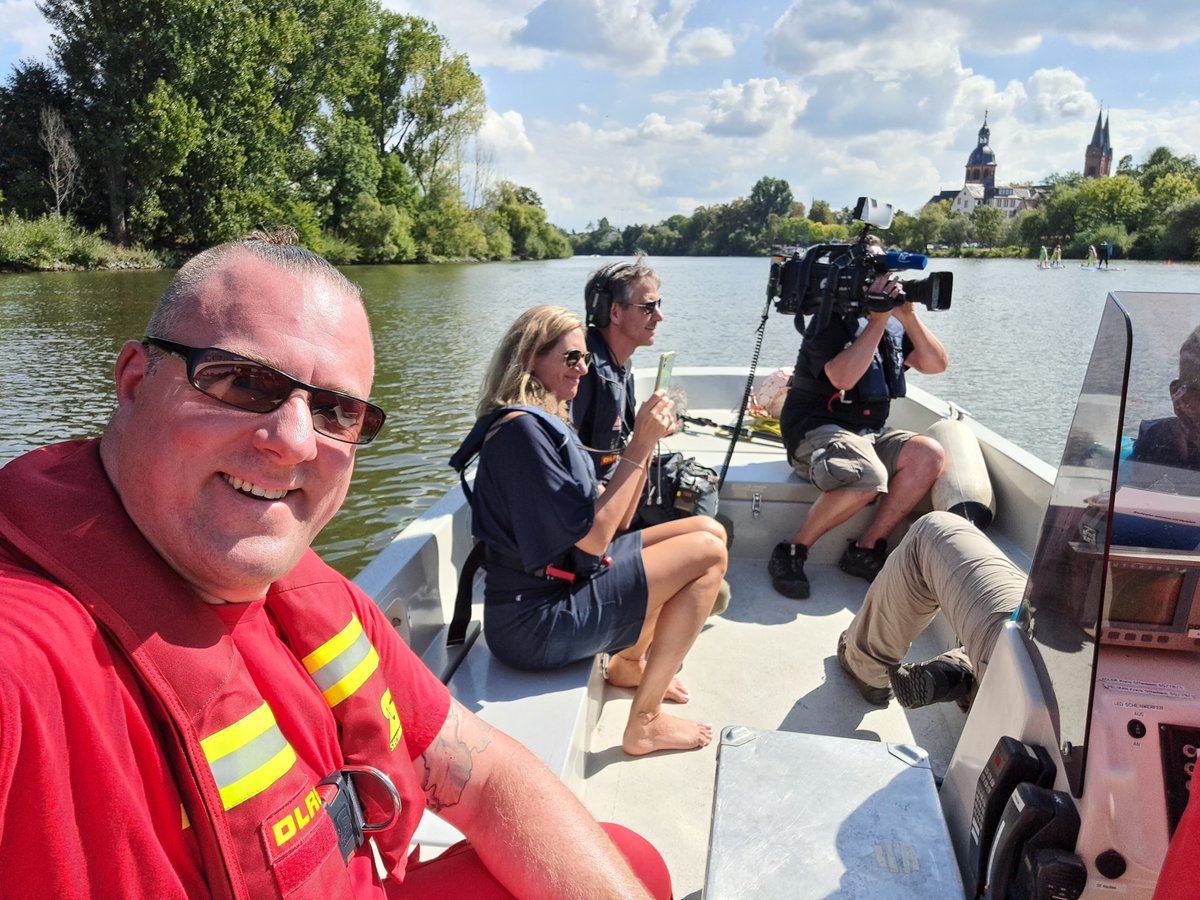 DLRGSel's tweet photo. Am Sonntag war die @hessenschau zu Gast in #Seligenstadt. Wir unterstützen den #HessischenRundfunk bei den #Dreharbeiten.

Anschließend stellten wir vor Ort die Arbeit der #DLRG Seligenstadt vor.

#Hessenschau #hr https://t.co/593HOtgMeO