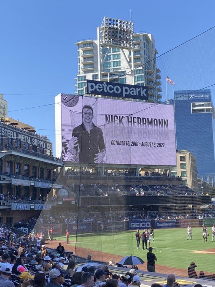 FullTimeHoops1's tweet photo. I might actually become a @Padres fan…🥹 https://t.co/nRSJ8cZXyw